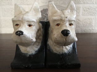 Bookend set of cast iron terrier heads, lacquered.